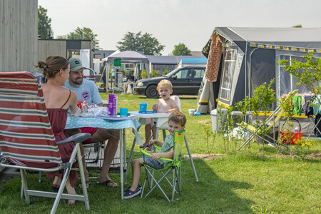 Comfortplaats priv&eacute; sanitair bij speelboerderij